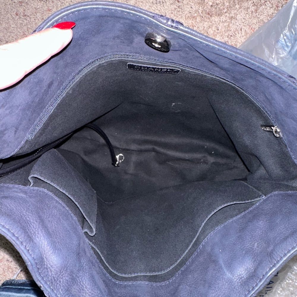 CHANEL Navy Blue Shoulder Bag with Iconic Chain Strap - Picture 9 of 16